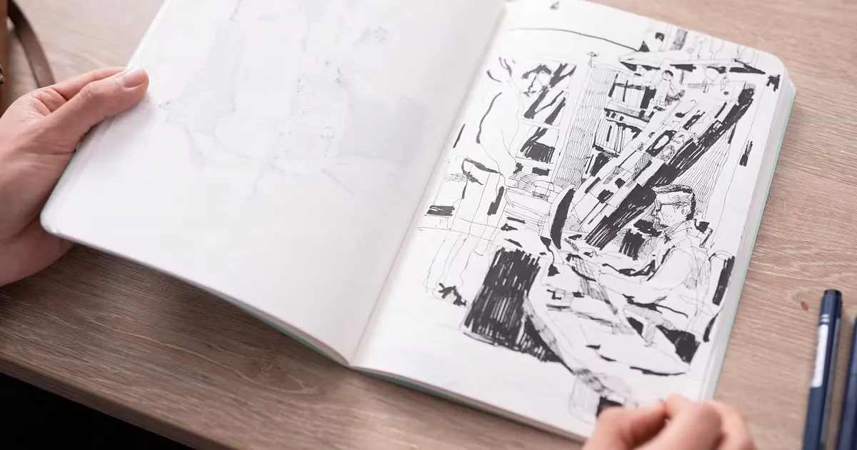 Carnet créatif ouvert avec mini croquis